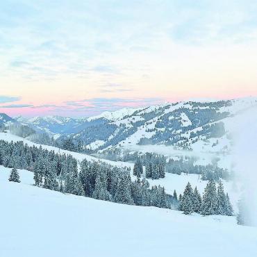 Beschneiung läuft auf Hochtouren – und bleibt herausfordernd - Bei der Bergbahnen Destination Gstaad AG läuft die Beschneiung auf Hochtouren. FOTO: BDG