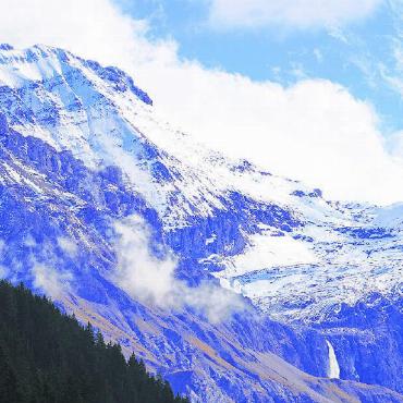 LESERBILD - «Dieses eindrückliche Foto vom Sonntag, 2. Oktober führt uns vom trockenen, nicht endenden Sommer in den Herbst mit viel Regen und Schnee.» FOTO: EMANUEL PERRETEN, GSTAAD