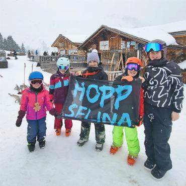 Heimsieg und Junioren-Schweizermeistertitel für Rosa Colella an der Lenk - Selina Ruf (Mitte) mit ihrem Fanclub.