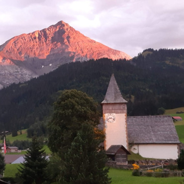 Kirchgemeinde Lauenen sucht dringend eine Pfarrperson - Die Kirchgemeinde Lauenen hofft auf Morgenröte – sie sucht dringend eine Pfarrperson. (Foto: Kathrin Bohren)