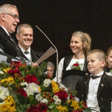 18 Jodellieder und «Naturjütz»: Simon Hefti feiert mit Musikfreunden CD-Taufe - Foto oben: Überraschungsgast Ueli Moor mit Familie Hefti.