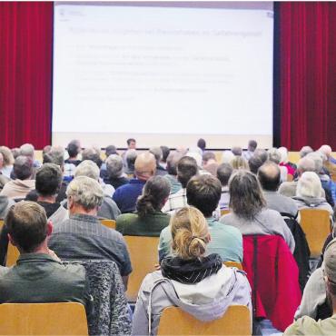 Gefahren aus der Natur und  aus der Bürokratie - Der Informationsanlass in der Turnhalle in Lauenen war sehr gut besucht. FOTOS: JONATHAN SCHOPFER