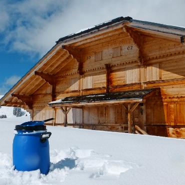 Baden im Märzenschneewasser - Im Winter 2014 gab es im Sparenmoos viel Schnee im Märy. Die Verantwortlichen der Badi Ywisimmen fuhren einen reiche Ente ein.