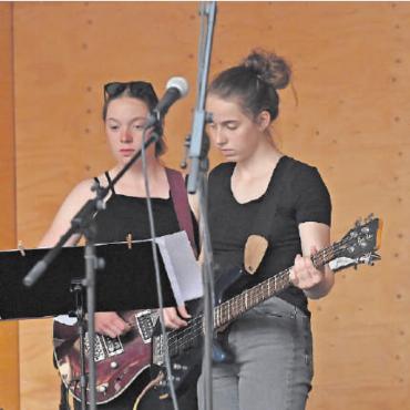Musik im Pavillon drang auf die Promenade - Für den instrumentalen Hintergrund des Sologesangs sorgten Mitschülerinnen am Bass und an der Gitarre. Die Handhabung des jeweiligen Instruments wurde mitunter extra für dieses Konzert einstudiert.