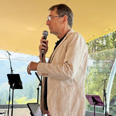 Gute Musik hat keine Grenzen - Herzlich begrüsst Christoph Müller, künstlerischer Leiter des Menuhin Festivals, die rund 100 Gäste beim «Flying Lunch Konzert» auf dem Eggli.