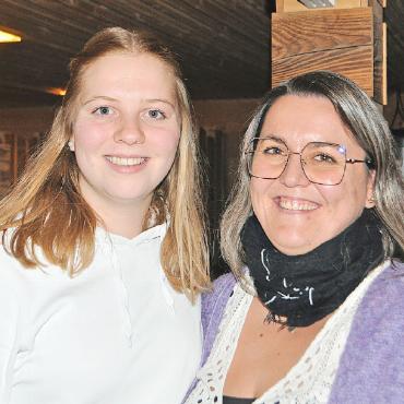 Matthias Zürcher und Mike Haldi neue JO-Leiter - Fabienne Welten (links) wurde an der GV als Helferchefin mit viel Applaus für die Nachfolge von Olivia Schwenter (rechts) in den Vorstand gewählt.