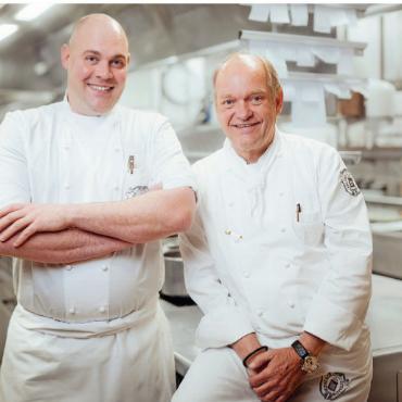 Gstaad Palace: Franz Faeh verabschiedet sich in den Ruhestand - Culinary Director Franz W. Faeh (rechts) geht in Pension. Seine rechte Hand, Luca Gatti, übernimmt die kulinarische Führung ab der Wintersaison 2026/27.     FOTO: GSTAAD PALACE
