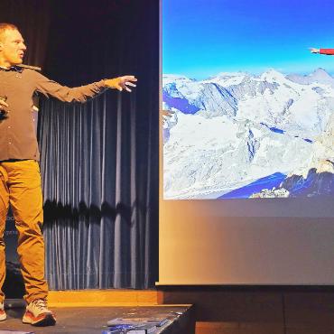Chrigel Maurer: «Ich hänge lieber hoch oben an einem Gleitschirm...» - Chrigel Maurer erzählt von «X-Peaks», der Besteigung aller 82 Viertausender der Alpen gemeinsam mit Peter von Känel, – hier auf dem Lauteraarhorn.     FOTO: MARTINA HALLER