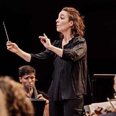 Gabriel Pernet gewinnt Neeme Järvi Prize 2024 - Alizé Léhon darf als Zweitplatzierte das Sinfonieorchester Basel und das Musikkollegium Winterthur dirigieren.