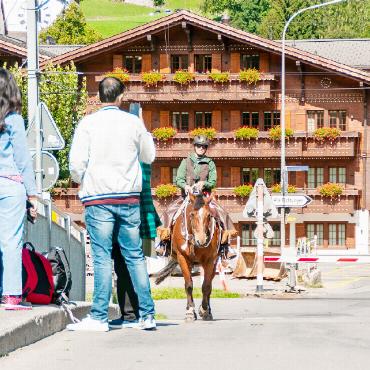 «Langsam fahren, Abstand wahren» - Fussgänger, Reiter und PKW – manchmal ist der Platz auf der Strasse recht beengt. Für alle gelten die gleichen Regeln im Strassenverkehr, auch für Fussgänger. FOTO: KEREM MAURER