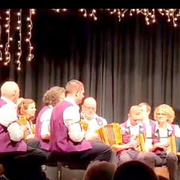 Schöne Musikklänge und weihnächtliche Stimmung - Schwyzerörgeli an Schwyzerörgeli.