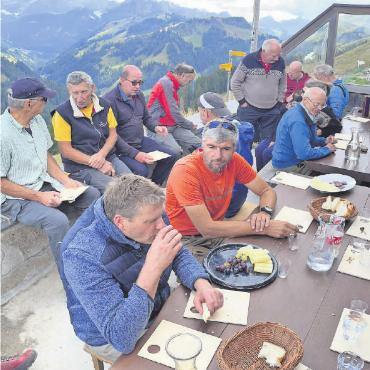 Das 60-Jahr-Jubiläum will gefeiert sein - In der Grubenberghütte herrschte ausgelassene Feststimmung. FOTOS: RUEDI HÄHLEN