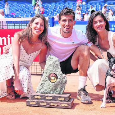 Lasst die Korken knallen: Das war das Swiss Open Gstaad 2023 - Der Einzelturniergewinner Pedro Cachin wurde von seiner Schwester, seiner Freundin und seinem Hund Tango angefeuert. FOTO: FABIAN MEIERHANS/EFG SWISS OPEN GSTAAD