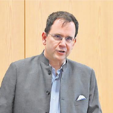 Engagierte Bergregion Obersimmental-Saanenland - Sebastian Friess vom Amt für Wirtschaft referierte über das nicht immer einfache Verhältnis zwischen Randregionen und Zentralisierungsgedanken bei der kantonalen Regierung und Verwaltung.