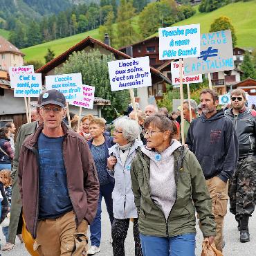 Das Pays-d’Enhaut steht auf: Hunderte demonstrieren für ihren Gesundheitsstandort - Die Veranstalter sprechen von bis zu 700 Teilnehmenden aus allen Altersgruppen.
