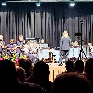 Jahreskonzert der Militärmusik Rougemont - Tamburin spielen macht Spass, denn damit kann man den Gspänli den Takt angeben.