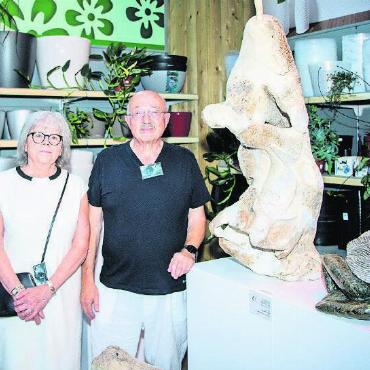 Bach monumental rekonstruiert - Martha und Peter Cerny und ihre Ausstellung «Inuit Collection» als besondere Attraktion für die Besucher der Festivaleröffnung. Vorne rechts die Göttin «Sedna», der Patricia Kopatchinskaja eine eigene Komposition widmete.