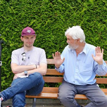 Dreharbeiten in der Kapelle Gstaad - Produzent Brendan McCarthy (rechts) im Gespräch FOTO: ZVG