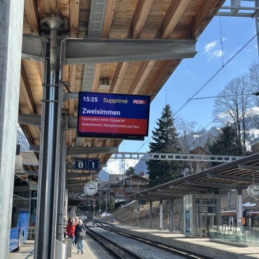 Strommast in Saanenmöser auf Fahrleitung gefallen - Am Bahnhof Gstaad fiel der Zugverkehr nach Zweisimmen aus. FOTOS: JONATHAN SCHOPFER