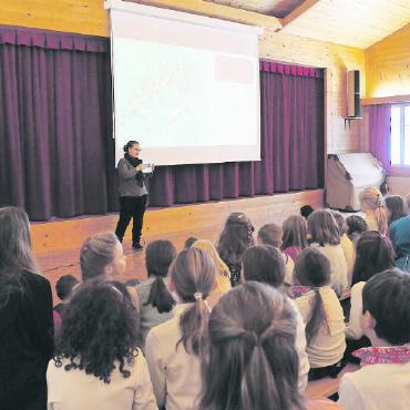 «Die Kinder sind die Erwachsenen von morgen und werden ihre Werte weitergeben» - Die Verantwortlichen des Schweizer Kompetenzzentrums gegen Littering IGSU informierten die Schüler:innen über die verschiedenen Clean-up-Aktionen in der Schweiz.