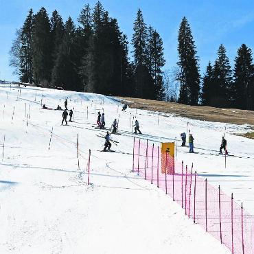 So gehen Europacuprennen in Gstaad - Nach dem Rennen am Montag waren die Trainer aller Teams auf der Piste, um die Gräben zu glätten, welche die über 100 Slalomfahrer verursacht hatten.