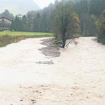 Das Hochwasser ging, Schäden blieben - Foto 2: Während der heftigen Regenfälle Mitte November. Die Saane nimmt die komplette neu berechnete Breite des Flussbetts ein und reicht bis zur neu angepflanzten Uferbegrenzung (hier links im Bild). FOTOS: MARTIN INGÉNIEURS CIVILS