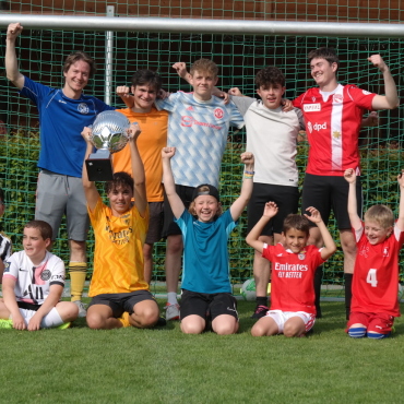 Weltmeisterliche Gefühle  beim Saisonabschluss des FC Sarina - Siegerteam des Turniers, angeführt von 4.-Liga-Spieler Pascal Annen (hinten links). Foto: Gian Bill