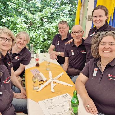 Erfolgreiche Konzertreise der MG Gstaad nach Luxemburg - Gemütliches Beieinandersitzen.
