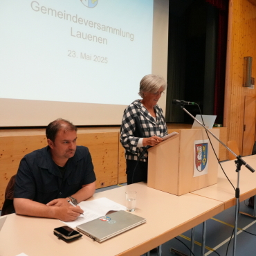 Lauenen: Schulentwicklung und Zivilschutzfusion im Fokus der Gemeindeversammlung - Gemeindepräsidentin Ruth Oehrli leitete die Gemeindeversammlung diplomatisch. Die jüngsten Entwicklungen bezüglich der Kündigungen waren nicht traktandiert, wurden aber von der Stimmbevölkerung unter dem Punkt «Verschiedenes» zur Sprache gebracht. (Foto: Sonja Wolf)