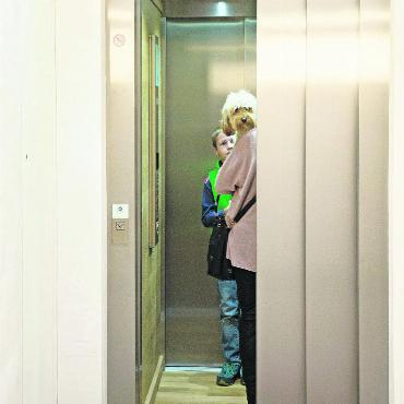 Grosse Neugier für das älteste Gasthaus von Gstaad - Letzter Blick, bevor sich die Türe schliesst: der neue Lift. FOTOS: JOCELYNE PAGE
