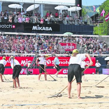 Sommer, Sonne, Stimmung: Swatch Beach Pro Gstaad 2023 - In jeder Spielrunde, die dem Final näherkam, wurde das Sandrecheleraufkommen höher. Im Final kümmerten sich mitunter vier von ihnen um einen bestens präparierten Platz.