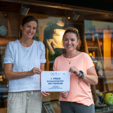 Das schönste Tennis-Schaufenster - Sandra Oehrli (links) und Nadine Grimm haben den Preis entgegengenommen. Mit ihnen zusammen hat auch Trix Brand bei der Dekoration des Schaufensters mitgeholfen. (Foto: zVg)