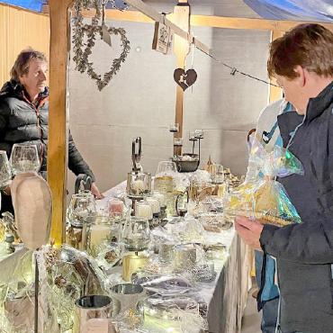 Weihnachtsstimmung in Gsteig - Liebevoll hergerichtete Marktstände.