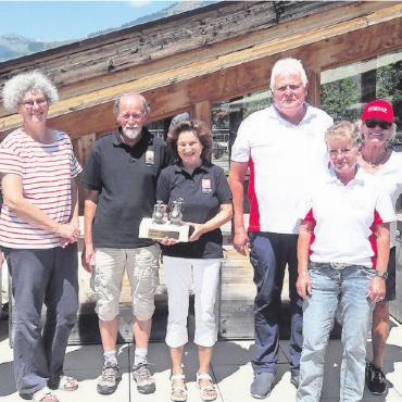 Bowls: 1. Mixed Pairs Trophy und 2. AUS-SUI Friendship Trophy - Das Podest (von links): Roland Würsten und Simone Iseli (Team WüIsS, zweiter Rang), Martin Siegenthaler und Susanne Perreten (Team SiPe, Sieger), Ruedi und Margrit Duber (Team DubDub vom Bowls Club Jungfrau, dritter Rang) sowie Carol und Markus Merz (Team MaCa Australien, Sieger der AUS-SUI Friendship Trophy). FOTO: ZVG