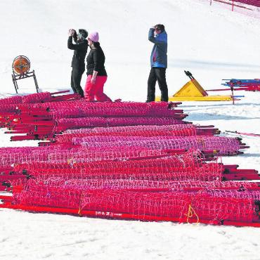 So gehen Europacuprennen in Gstaad - Alle B-Netze, die für die Sicherheit der Fahrer installiert worden waren, kamen wieder an ihren Platz zurück. Dank der Kooperation mit den beteiligten Skiclubs kann diese Materialmenge jeweils zur Verfügung gestellt werden. FOTOS: JENNY STERCHI