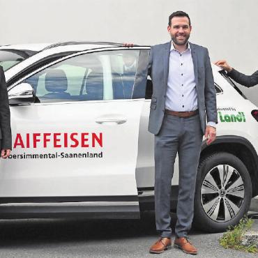 Modernes edrive carsharing Erlebnis in Gstaad - Von links: Angela Buchs, Marketingleiterin Raiffeisenbank Obersimmental-Saanenland, Hannes Anthamatten, Mitglied der Bankleitung Raiffeisenbank Obersimmental-Saanenland, und Mario Cairoli, Geschäftsführer der Landi Simmental-Saanenland, vor dem Mercedes EQA 300, der neben der Raiffeisenbankfiliale in Gstaad geparkt ist und ab sofort allen Interessierten zur Verfügung steht. FOTO: JENNY STERCHI