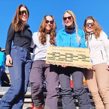 Strahlende Sonne, spannender Sport und viel Geselligkeit - Die strahlendenSiegerinnen vom Team Restaurant Lauenenensee.