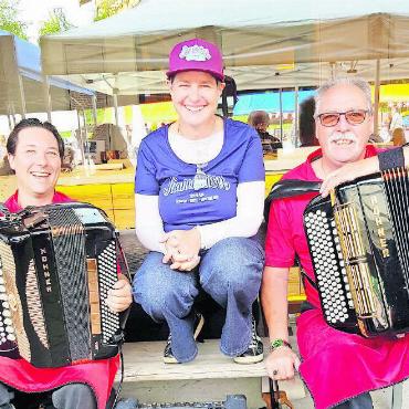 Mit Alphorn, Lampions und Leidenschaft – Nationalfeiertag im Saanenland - Solveig Lanz-Kernen flankiert vom Duo Saanenland Andreas Kolly (links) und Willi Bütschi.