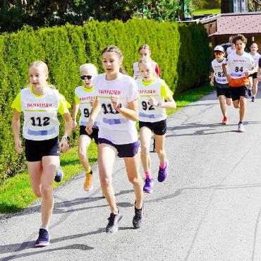 Tagessieg für Sinja Reuteler und Patrick Feuz - Start der Mädchen. FOTOS: HANS BETTLER