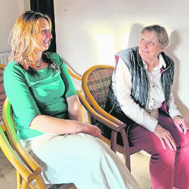Positive Veränderungen in den Vepass-Partnerstädten - Ildiko Tordai und Ruth Schmid im Haus der Begegnung.