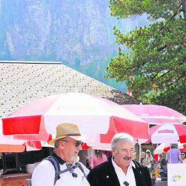 Seit 25 Jahren im Einsatz für den Lauener Wald - Armand Rudolf von Rohr und Christian Würsten begrüssen die geladenen Gäste.