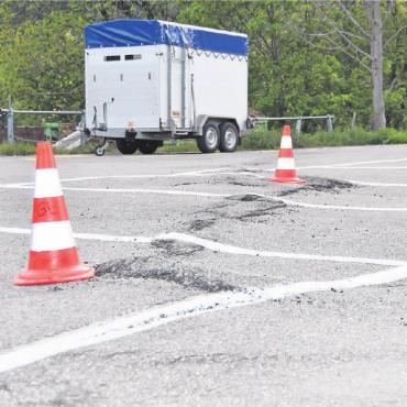 Lauenen «bewegt» - Die Aufwerfungen auf dem Geltenhornplatz sind im April innerhalb kurzer Zeit entstanden. Die Risse ziehen sich quer über den Platz.