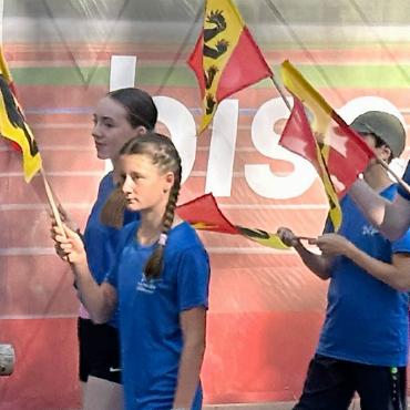 Top-Ten-Resultate an den Schweizerfinals in der Leichtathletik - Nora Huwiler (vorne rechts) beim Einmarsch am Schweizerfinal des Visana Sprints mit der Berner Delegation.