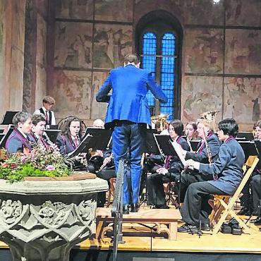 Stimmungsvoller Konzertabend in der Kirche Saanen - Die MG Gstaad führte ihr Publikum mit heiteren bis weihnachtlichen Stücken in die kommende Adventszeit. Neu spielt in der MG Gstaad eine Kontrabassistin mit – ein Plus für eine Blasmusik mit Harmoniebesetzung.