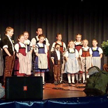 «Weisch, wie wohl dass i de Bärge eim cha sin?» - Das Kinderchörli Lauenen sang sich mit «E fröhliche Geissbueb» (Max Huggler) und «Mis Hüsli» (traditionell) in die Herzen der Zuhörenden. Leitung: Sabine Kunz, Begleitung Ueli Perreten.