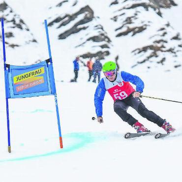 Erfolgreiche Bergführer an den IVBV-Skimeisterschaften in Grindelwald - Unser Ehrenmitglied Armin Oehrli – sein Helm leuchtet, die Handschuhe weniger…