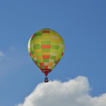Heissluftballons gegen den Wind