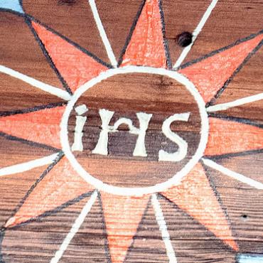 Zeitenwende mit angeketteten Berner Bären und Lust auf äussere Zier - Katholische Symbole wie Kreuze oder das hier aufgemalte IHS in der linken Rosette sind noch bis ins 17. Jahrhundert auf hiesigen Gebäuden zu sehen, deren Hausherren wohl dem alten Glauben nachtrauerten. IHS steht üblicherweise für das lateinisch interpretierte «Iesus Hominum Salvator» – Jesus, Retter der Menschen.