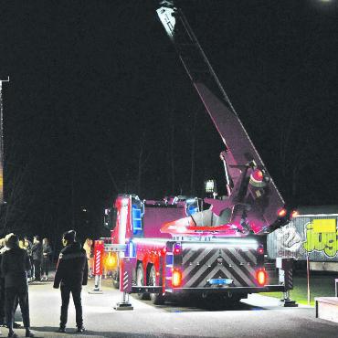 Generation Z wie «Zukunft» - Autodrehleiter der Feuerwehr mit ein paar Jungbürgern im Korb auf dem Weg nach oben.