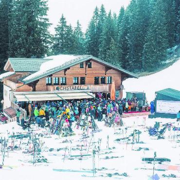 Zweite Ausgabe des Slopesound-Festivals findet Anklang - Die Skier und Snowboards abgelegt - bereit fürs Tanzen im Lochstafel.